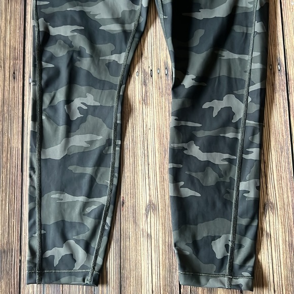 Athleta Camo Print Ultimate 7/8 Leggings with Pockets M - Picture 4 of 6